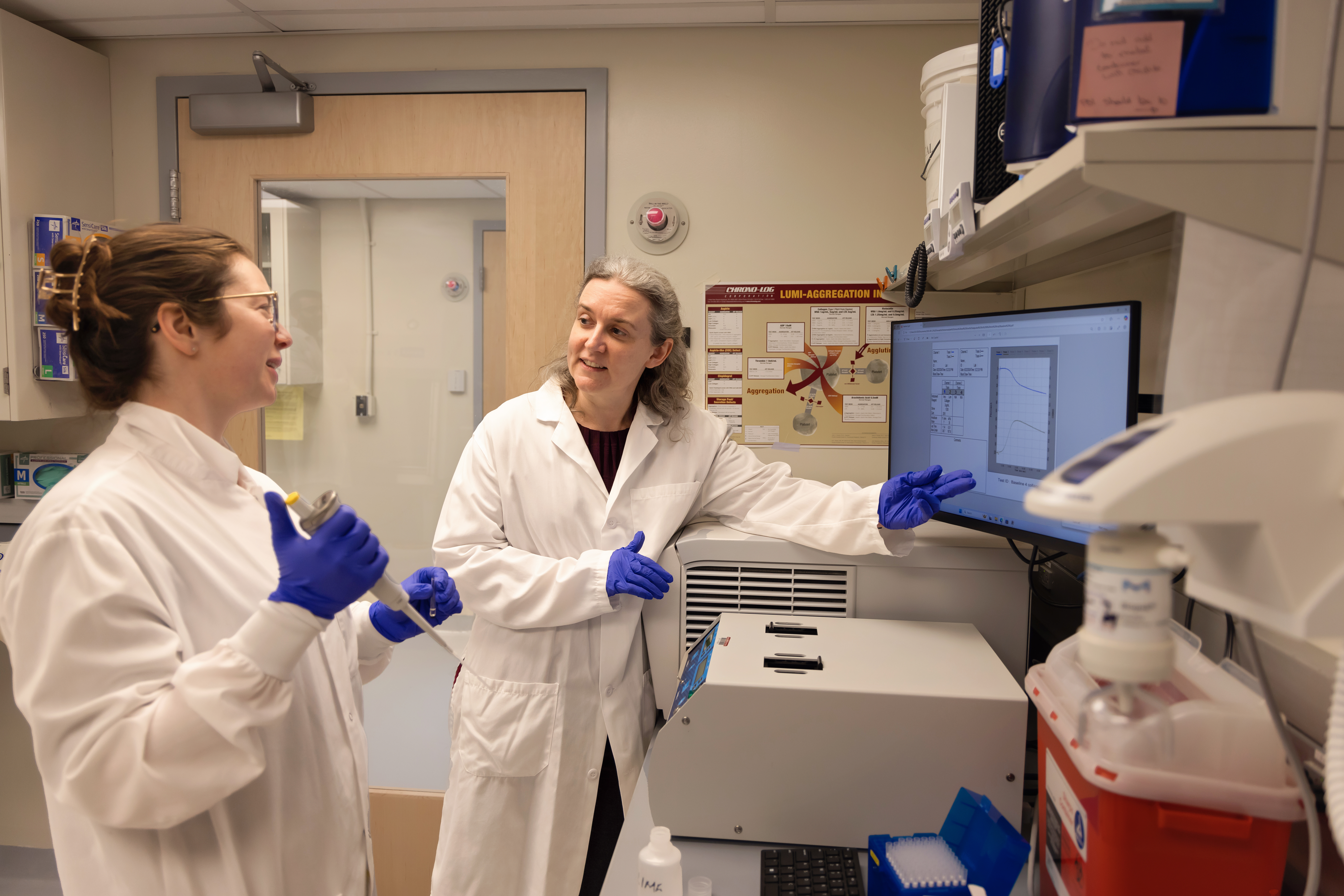 Dr. Kelly Metcalf Pate mentoring graduate student in lab